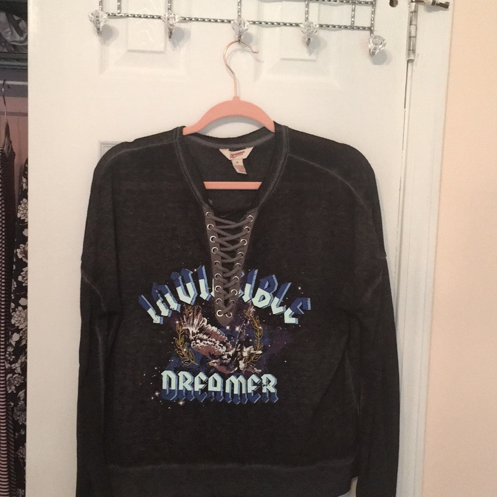 Cute long sleeve graphic soft thin shirt.